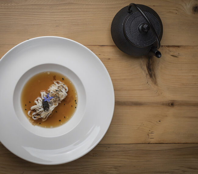 Noodles di capasanta, dashi di alga kombu e katsuboshi, sesamo tostato e caviale