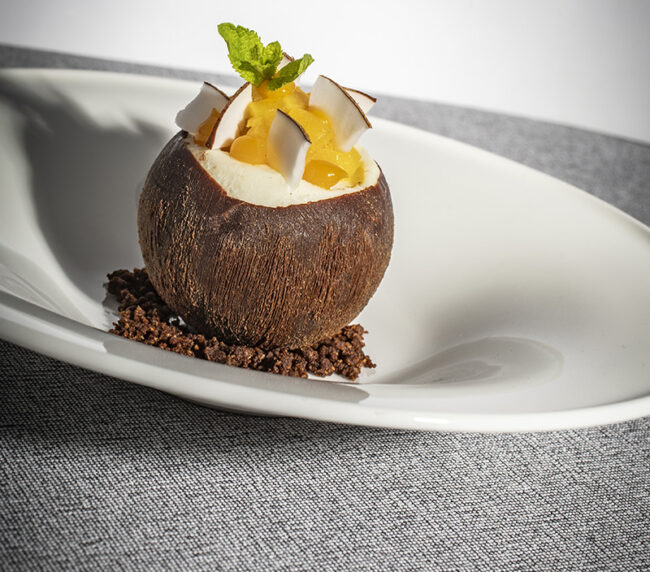 Bavarese al latte di cocco, cioccolato fondente gel di mango e ananas fresco